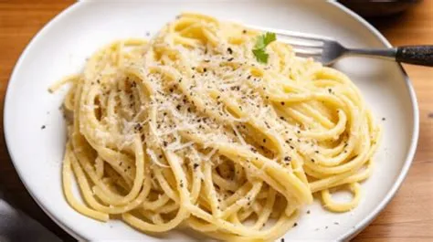 Cacio e Pepe: A Symphony of Simplicity and Savory Elegance!