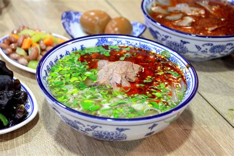  Lanzhou Beef Noodles: Are You Ready for a Symphony of Savory Broth and Tenderly Hand-Pulled Noodles?