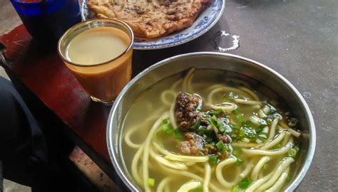  Tibetan Barley Noodles: A Rustic Harmony of Spicy Chillies and Tender Meat?