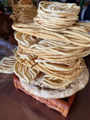  Yak-Butter Fried Dough: A Culinary Journey into Salty Savory and Sweetly Creamy Delights!